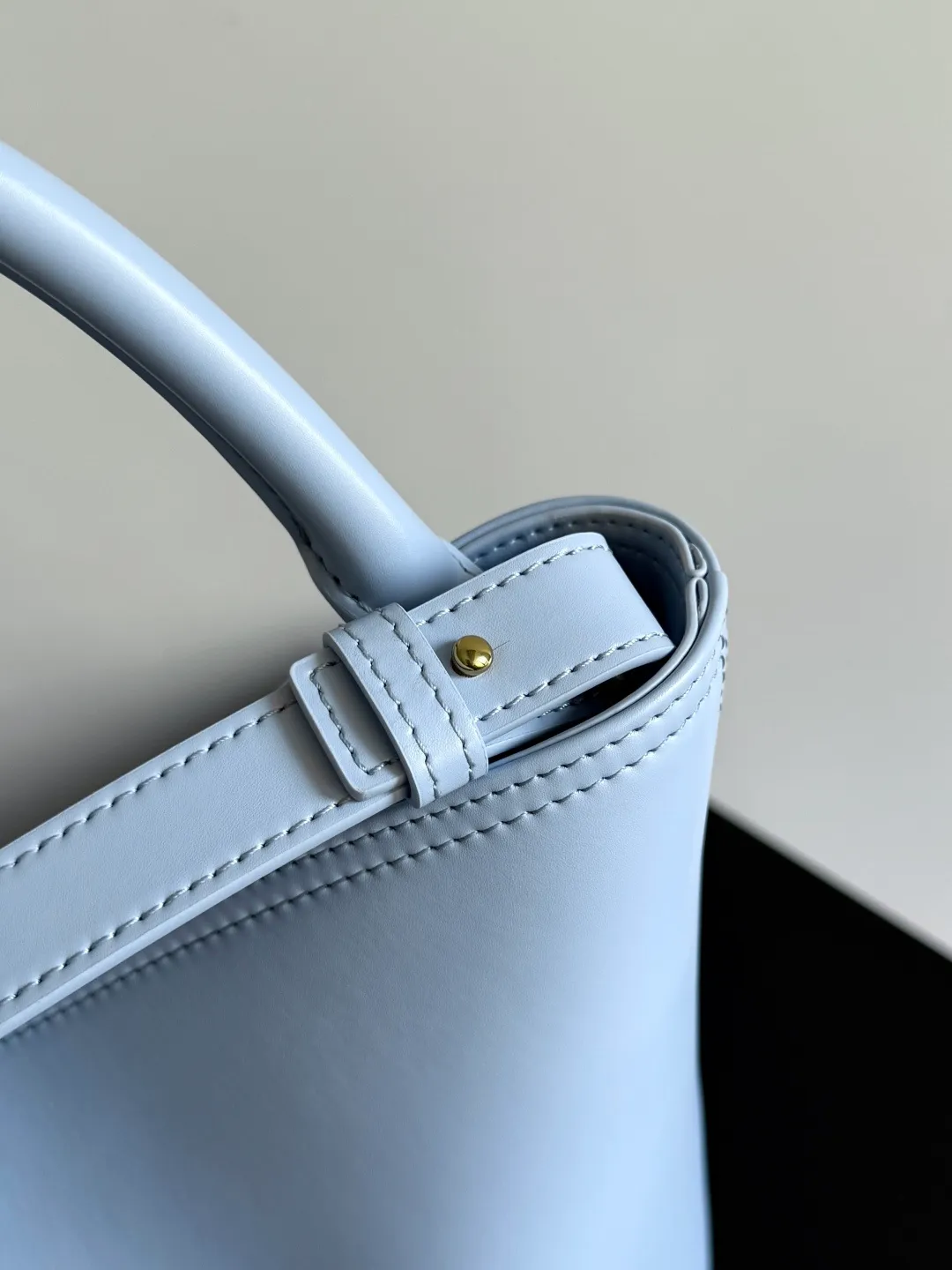 Batch 1880 BOTTEGA VENETA 2025 new women's LIBERTA small bucket bag The wind of "freedom" is still blowing towards summer🫧Unique bag shape and large enough capacity. This kind of small bag has always been very popular in summer. It can easily store essential items such as sunscreen and mini 5-fold umbrella when carrying it when going out. It uses braided knots and horseshoe buckle shapes. The metal ring is used for opening and closing, and the classic weaving is only used as an embellishment here, giving way to the simplicity of all-leather. It is a true combination of innovation and classics. It is also equipped with a detachable long shoulder strap. Friends who don’t like to carry it on the shoulder can only buy this bag and have more choices. Style number: 806038 Size: 30*18*18cm